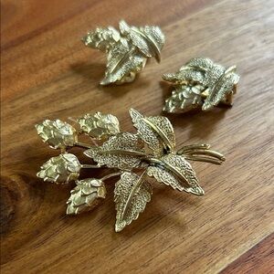 Vintage Mid Century Gold Tone Brooch & Clip Earrings Set